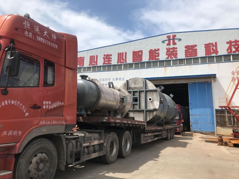 結(jié)晶器、母液槽、循環(huán)加熱器等項(xiàng)目設(shè)備生產(chǎn)完畢，裝車發(fā)貨現(xiàn)場(chǎng)